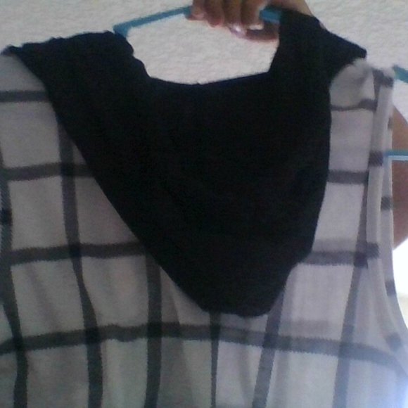 i am selling a no sleeve shirts - Picture 2 of 2